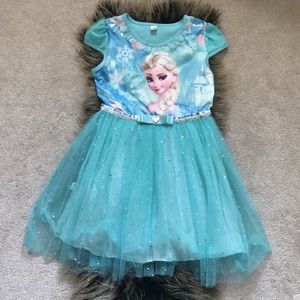 Girl’s dress fits 5-7